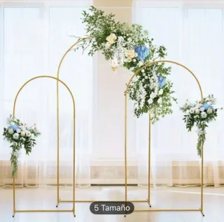 Set di tavoli e archi metallici per decorazione