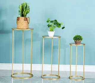 Set di tavoli e archi metallici per decorazione