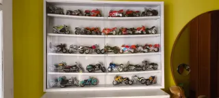 Vitrina expositora con 4 baldas y 2 puertas