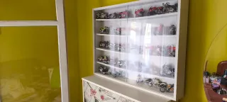 Vitrina expositora con 4 baldas y 2 puertas