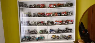 Vitrina expositora con 4 baldas y 2 puertas