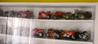 Vitrina expositora con 4 baldas y 2 puertas