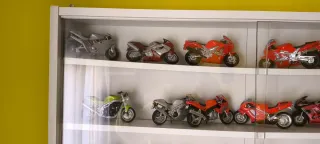 Vitrina expositora con 4 baldas y 2 puertas