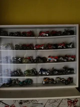 Vitrina expositora con 4 baldas y 2 puertas