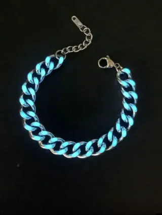 Pulsera plateada con eslabones se ilumina