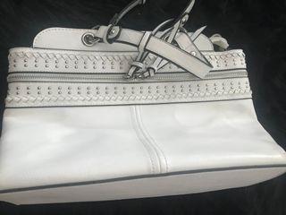 Bolso blanco con tachuelas plateadas