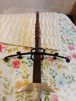 Espada flamígera decorativa Medidas 144cm