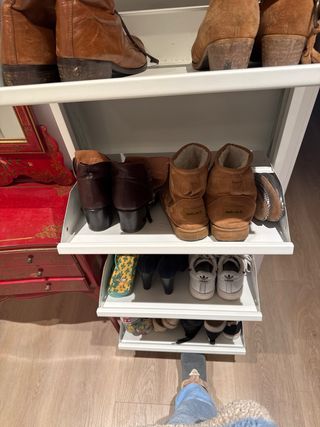 Zapatero metálico blanco