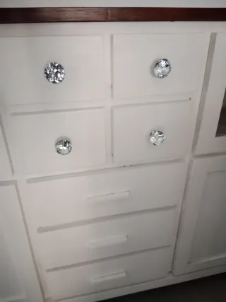 Aparador blanco y madera con vitrina