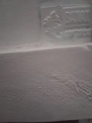 Aparador blanco y madera con vitrina