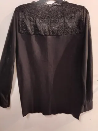 Camiseta negra con encaje