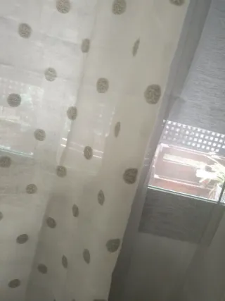 Cortinas de tela grises y blancas