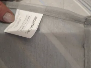 Cortinas de tela grises y blancas