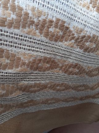 Cortina beige y marrón de tela