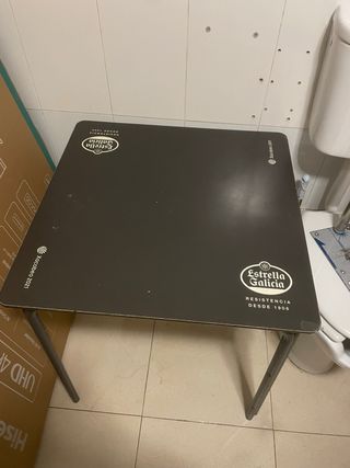 Set di tavoli e sedie per la ristorazione