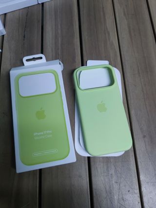 Funda de silicona con MagSafe para el iPhone 17 Pro — Amarillo neón