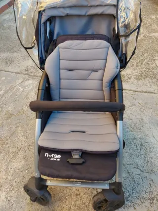 Carrito de bebé con funda impermeable