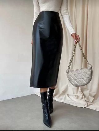 Falda negra con abertura