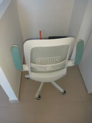 Silla de oficina ergonómica color verde azulado