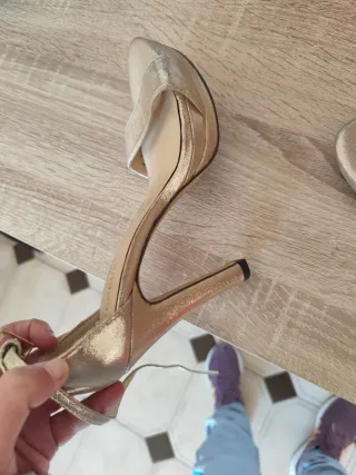 Sandalias de tacón dorados para mujer