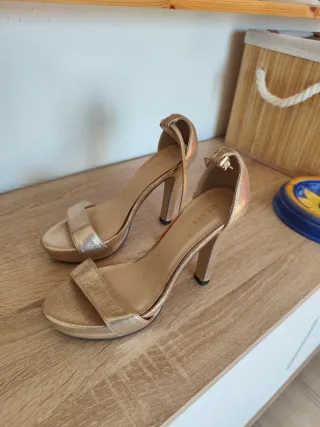 Sandalias de tacón dorados para mujer