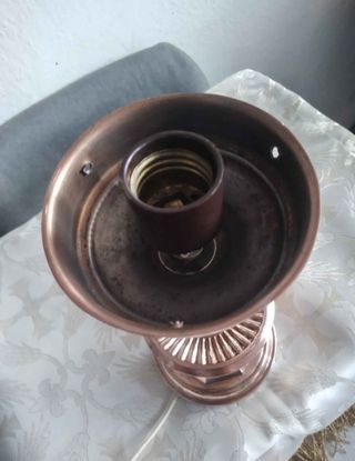 Lámpara de mesa antigua dorada