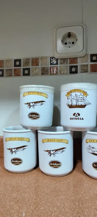 Conjunto de 9 vasos de porcelana