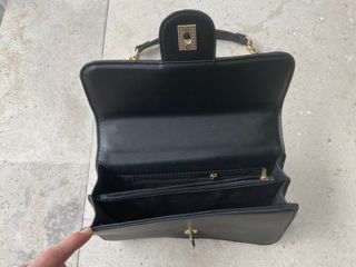 Bolso Chanel Negro con Cadena Dorada