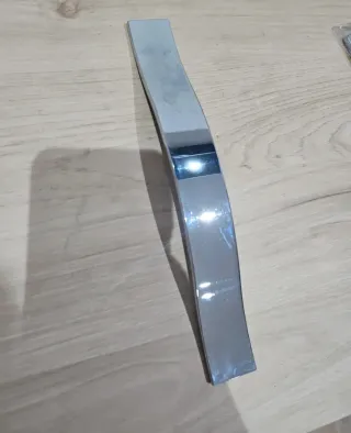 Tiradores de cocina plateados curvos Seminuevos