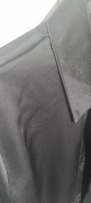 Camisa negra de raso manga larga