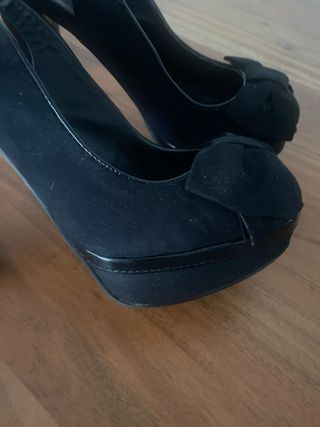 Zapatos de tacón negros con lazo