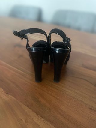 Zapatos de tacón negros con lazo