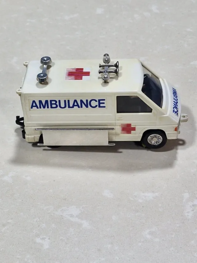 Ambulancia Scalextric slotizada