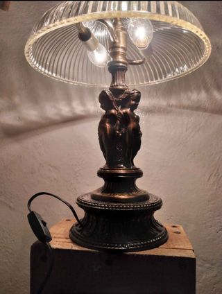 Lámpara de mesa antigua con figuras