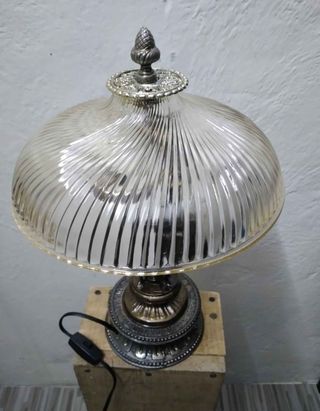 Lámpara de mesa antigua con figuras