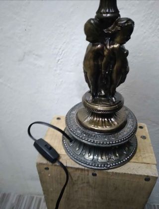 Lámpara de mesa antigua con figuras