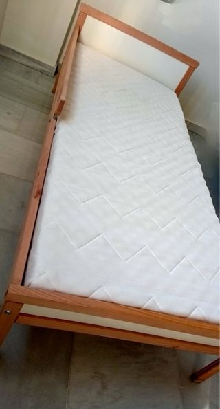 Cama infantil con somier y colchón.