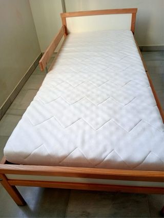 Cama infantil con somier y colchón.