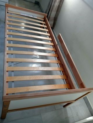 Cama infantil con somier y colchón.