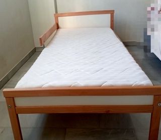 Cama infantil con somier y colchón.