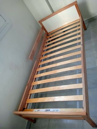 Cama infantil con somier y colchón.