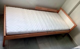 Cama infantil con somier y colchón.