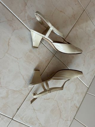 Sapatos Elara bege T-strap salto alto