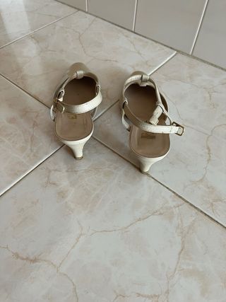 Sapatos Elara bege T-strap salto alto