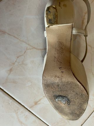 Sapatos Elara bege T-strap salto alto