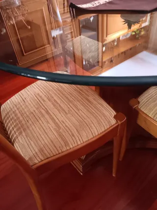 Bonita mesa comedor ovalada en vidrio