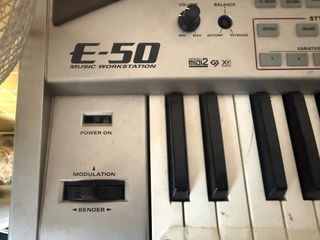 Teclado Roland E-50 con pie
