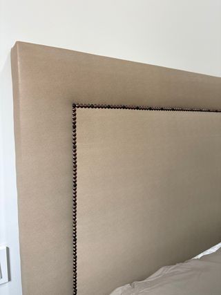 Cabecero de cama tapizado beige