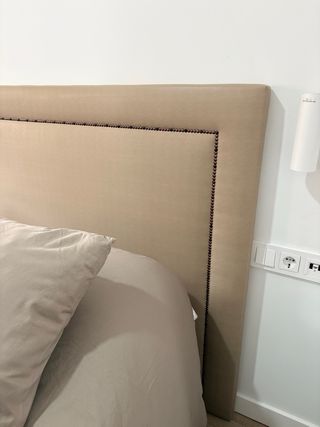 Cabecero de cama tapizado beige