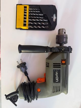 Taladro Dayron con brocas